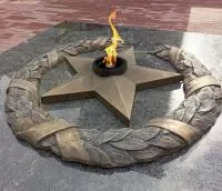 Бронзовый венок со звездой вечного огня в Гвардейском (518550)